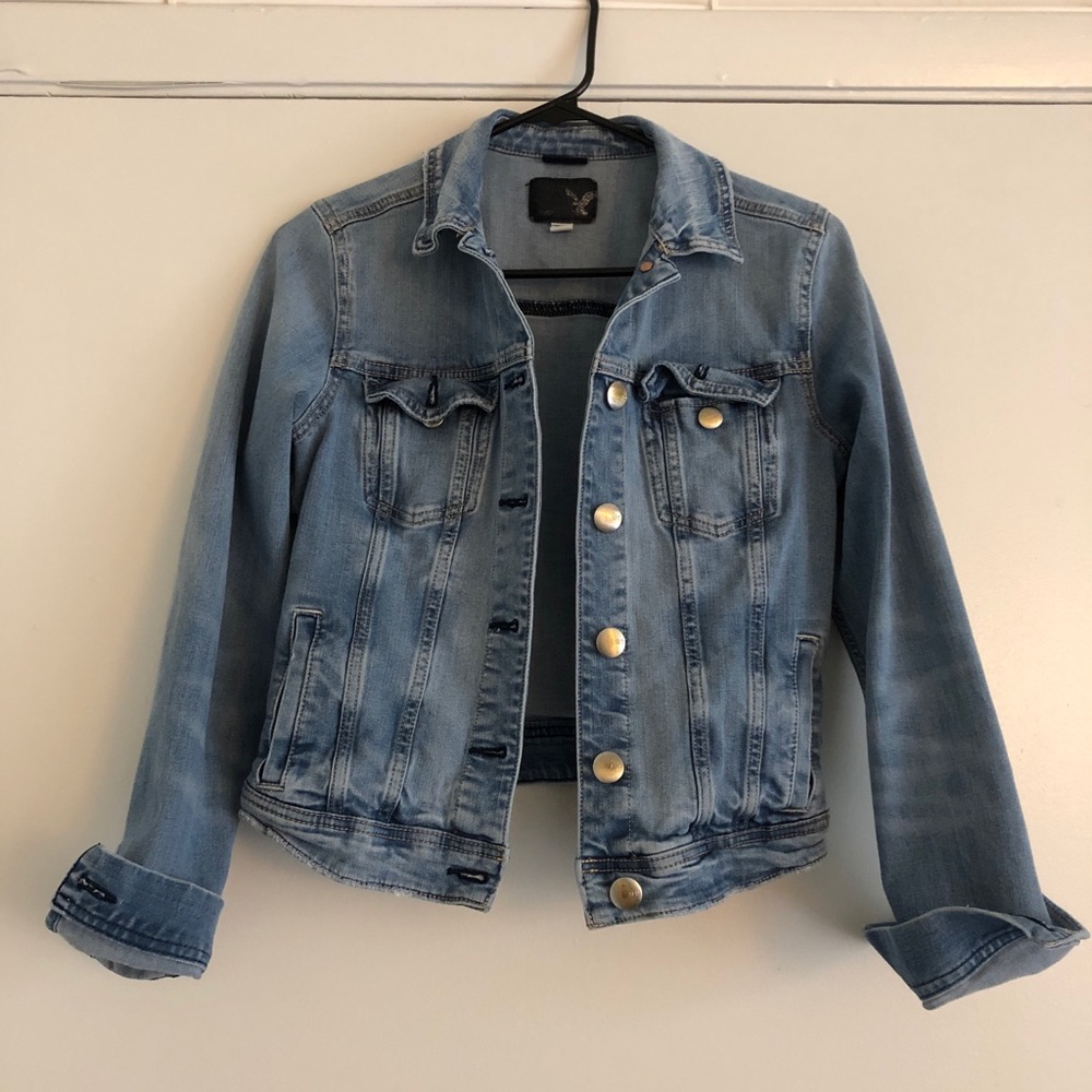 Denim jacket (medium wash/no rips)